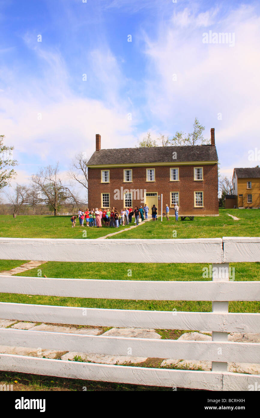 Classe d'école, en face de la famille s'est Frères Boutique à Shaker Village de Pleasant Hill, Kentucky Harrodsburg Banque D'Images