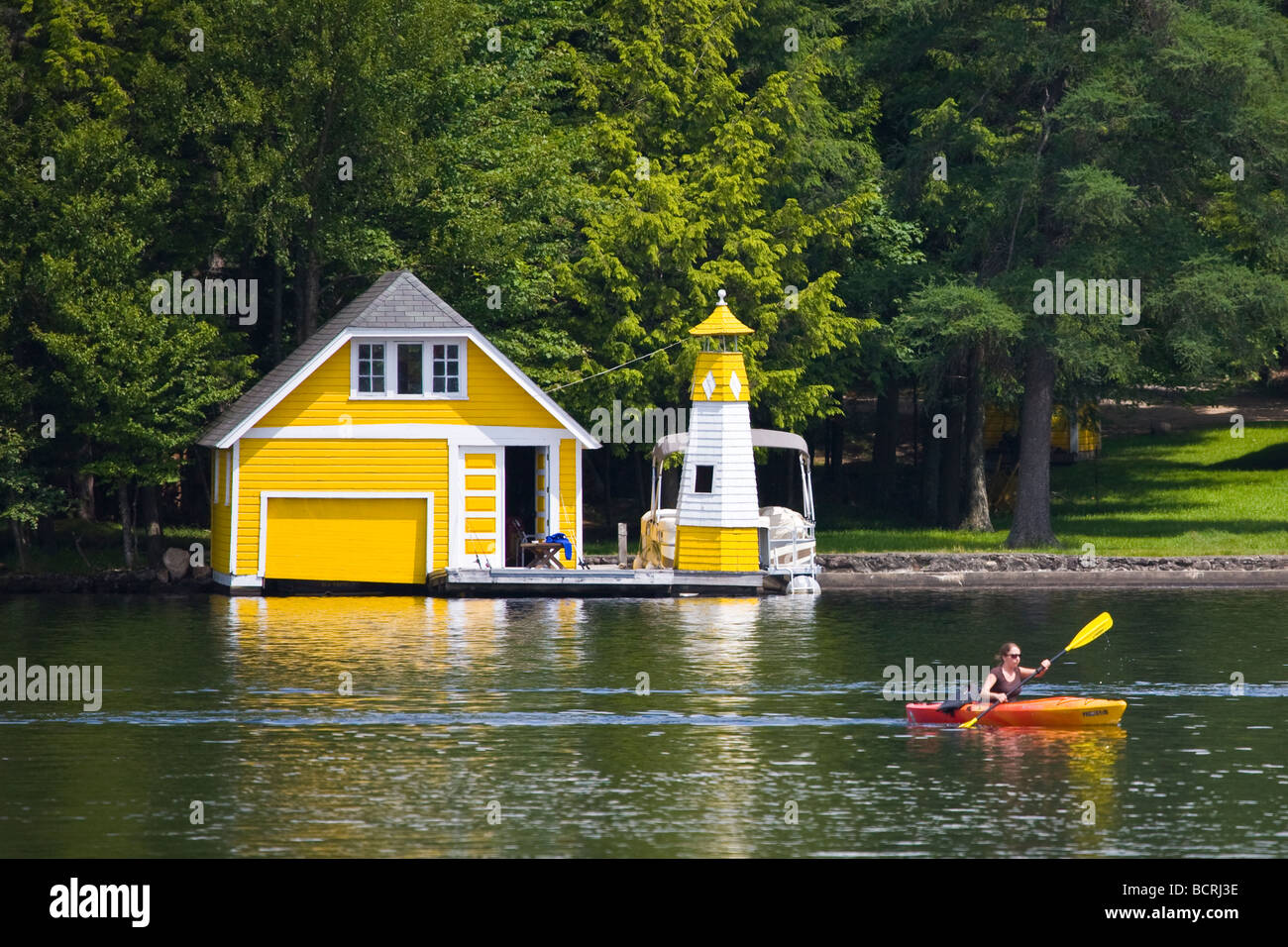 Abri à bateau et phare jaune dans la vieille forge étang dans les montagnes Adirondack de New York Banque D'Images