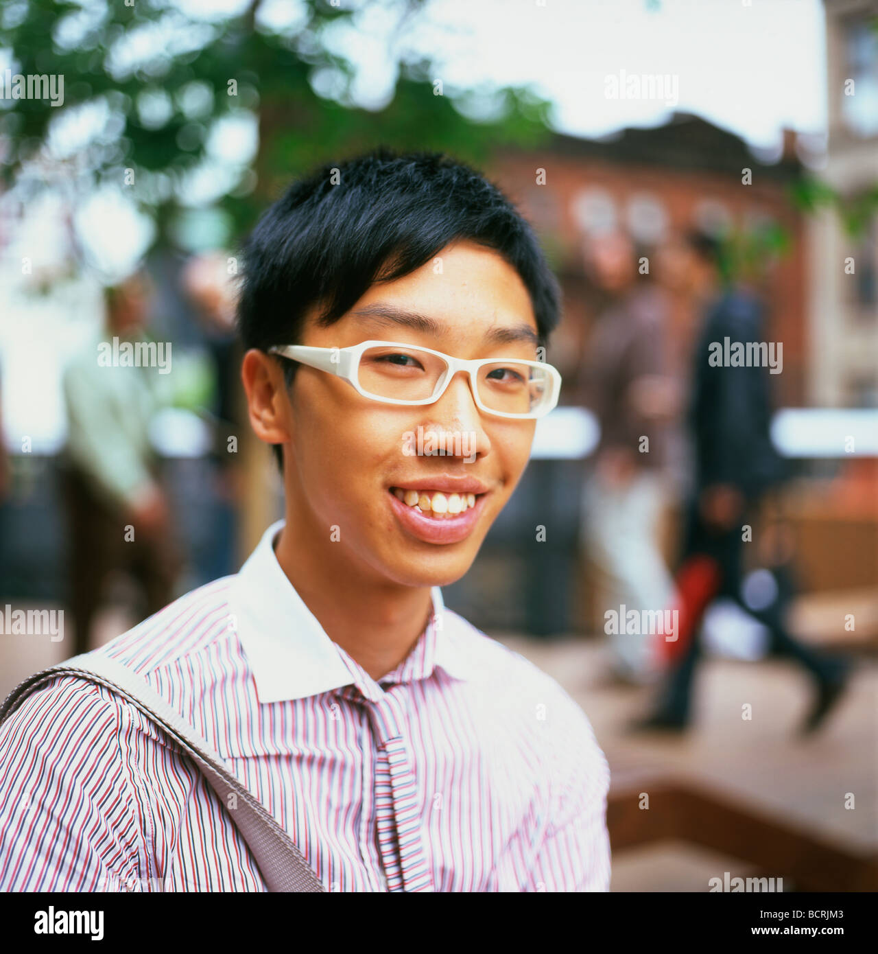 Un jeune étudiant chinois portant des lunettes blanches visiter le parc High Line Manhattan New York USA KATHY DEWITT Banque D'Images Un jeune étudiant chinois portant des lunettes blanches visiter le parc High Line Manhattan New York USA KATHY DEWITT Banque D'Images