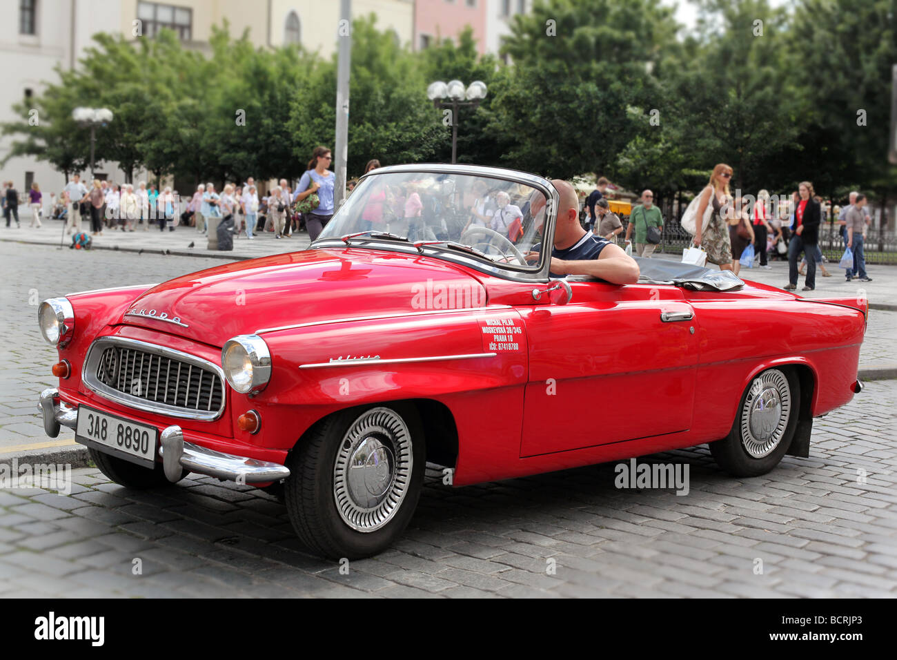 Une voiture de sport classique Skoda dans la vieille ville de Prague Banque D'Images