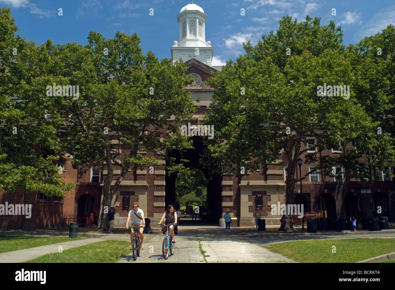 Les visiteurs de l'Île du gouverneur historique dans le port de New York le samedi 18 juillet 2009 location passé Liggett Hall Banque D'Images