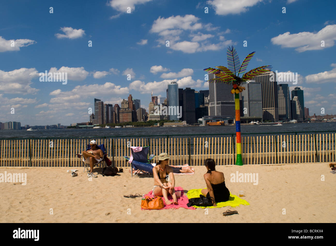 Les visiteurs de l'Île du gouverneur historique dans le port de New York profitez de la concession de l'eau Plage Taxi Banque D'Images
