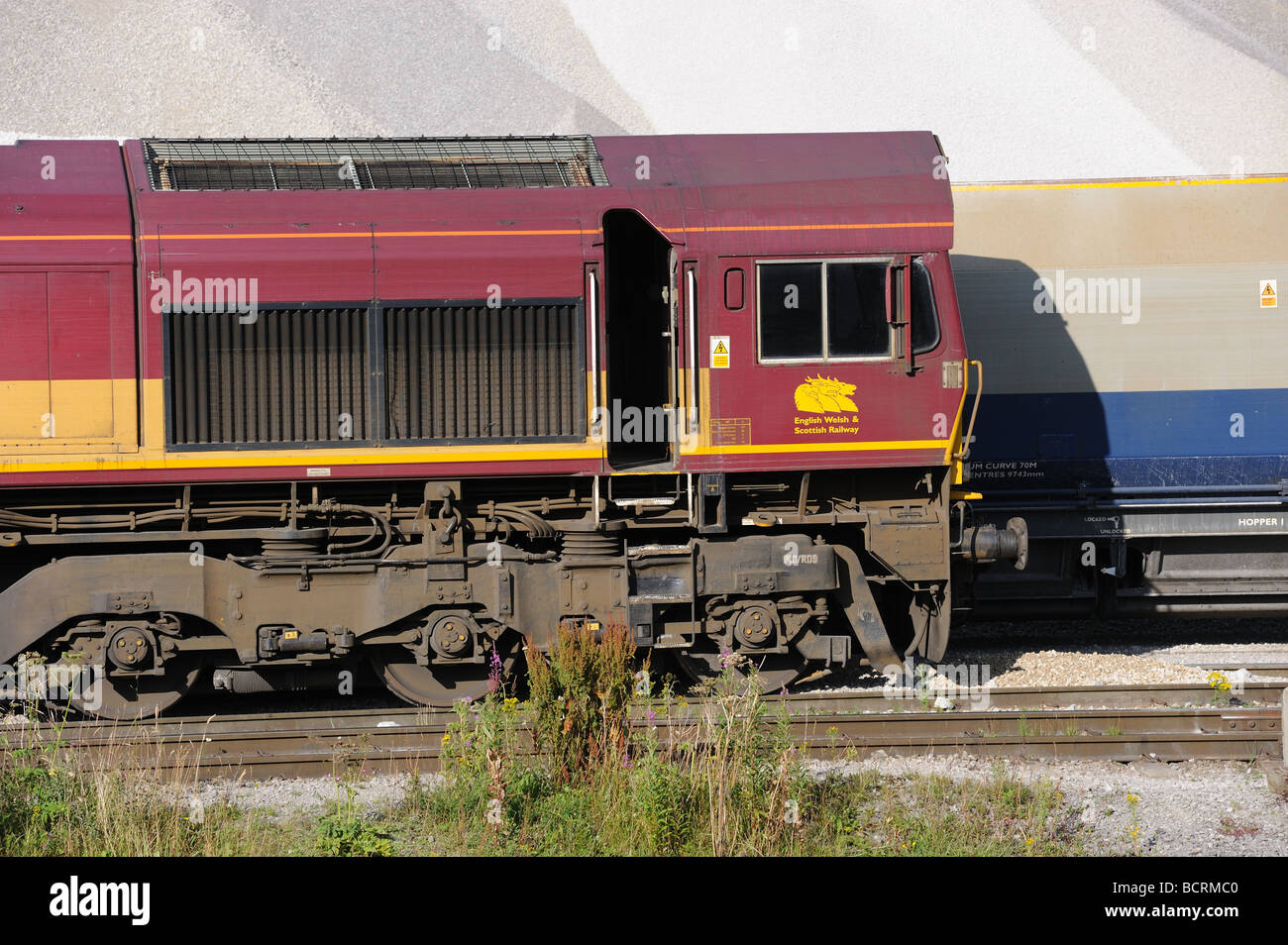 Ala fin d'après-midi met en exergue le corps détails de cette locomotive diesel dans les voies latérales à Forêt de pointe Banque D'Images