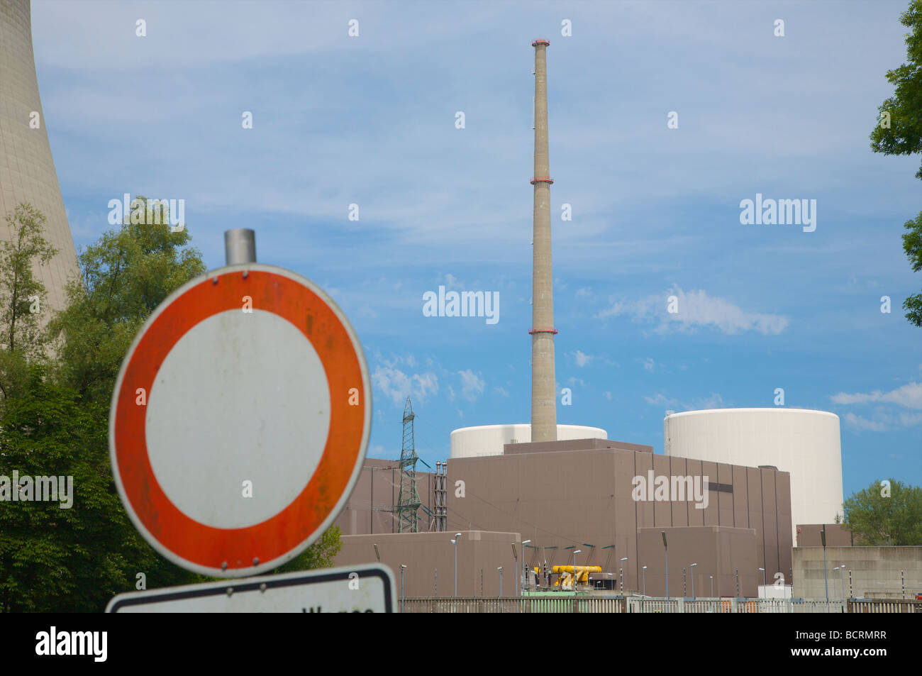 La centrale nucléaire de Gundremmingen en Bavière, Allemagne. Arrêt : Les piétons et les cyclistes peuvent utiliser ce chemin dans leur propre risque. Banque D'Images