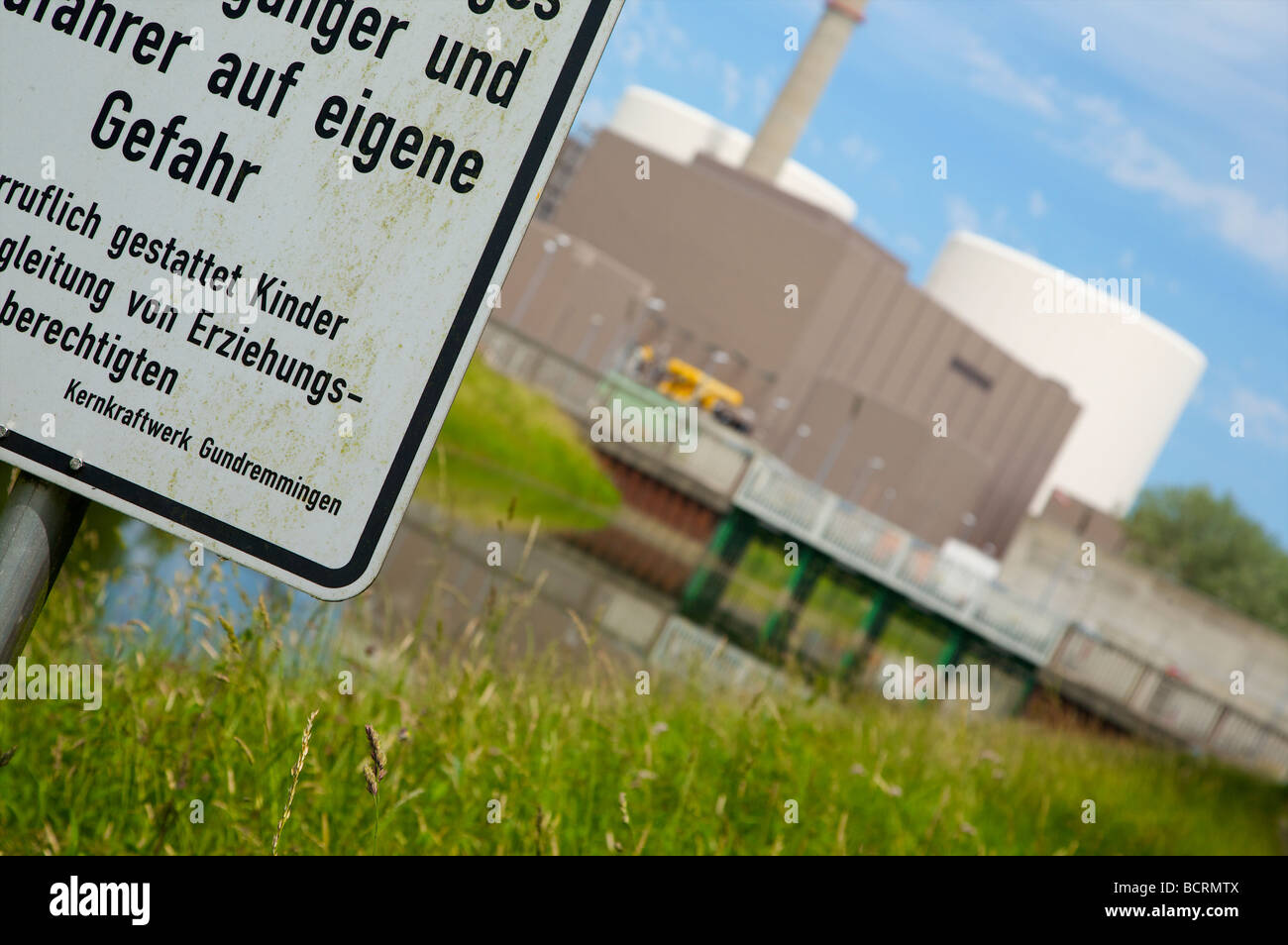 La centrale nucléaire de Gundremmingen en Bavière, Allemagne. Arrêt : Les piétons et les cyclistes peuvent utiliser ce chemin dans leur propre risque. Banque D'Images La centrale nucléaire de Gundremmingen en Bavière, Allemagne. Arrêt : Les piétons et les cyclistes peuvent utiliser ce chemin dans leur propre risque. Banque D'Images