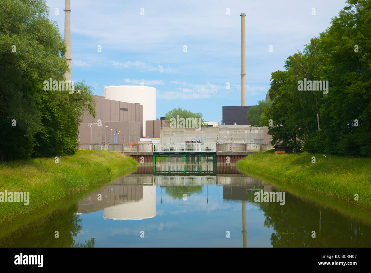 La centrale nucléaire de Gundremmingen en Bavière, Allemagne. Prise d'eau de refroidissement de la rivière du Danube. Kernkraftwerk Gundremmingen. Banque D'Images