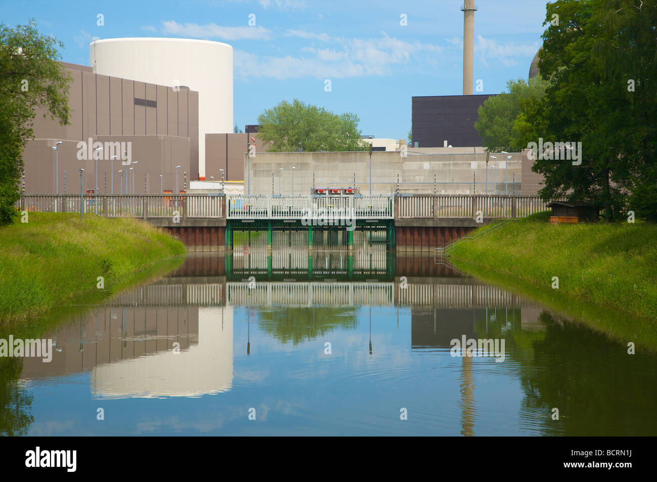 La centrale nucléaire de Gundremmingen en Bavière, Allemagne. Prise d'eau de refroidissement de la rivière du Danube. Kernkraftwerk Gundremmingen. Banque D'Images
