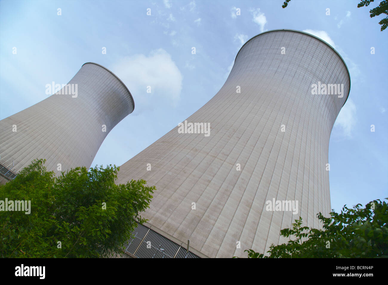 Tours de refroidissement de la centrale nucléaire de Gundremmingen en Bavière, Allemagne. Kühltürme Kernkraftwerk Gundremmingen. Banque D'Images