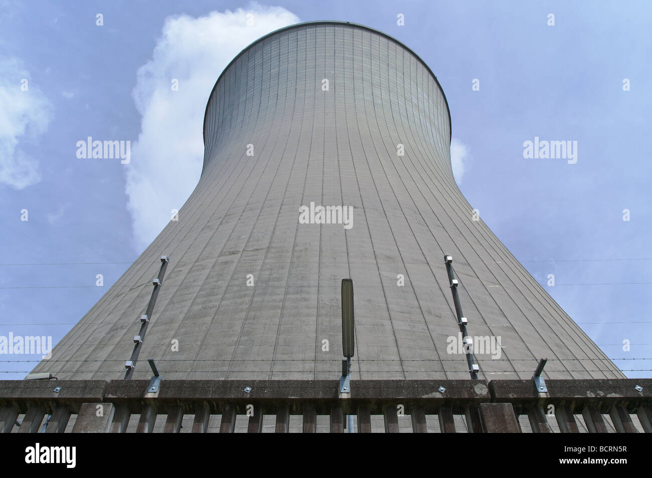 Tour de refroidissement de la centrale nucléaire de Gundremmingen en Bavière, Allemagne. Kernkraftwerk Kühlturm Gundremmingen. Banque D'Images