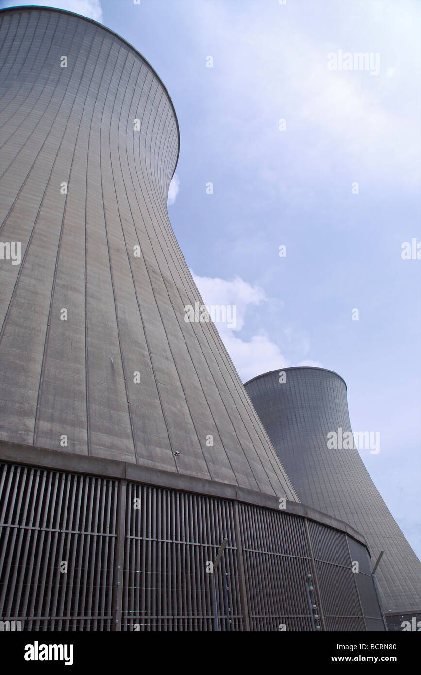 Tours de refroidissement de la centrale nucléaire de Gundremmingen en Bavière, Allemagne. Kühltürme Kernkraftwerk Gundremmingen. Banque D'Images