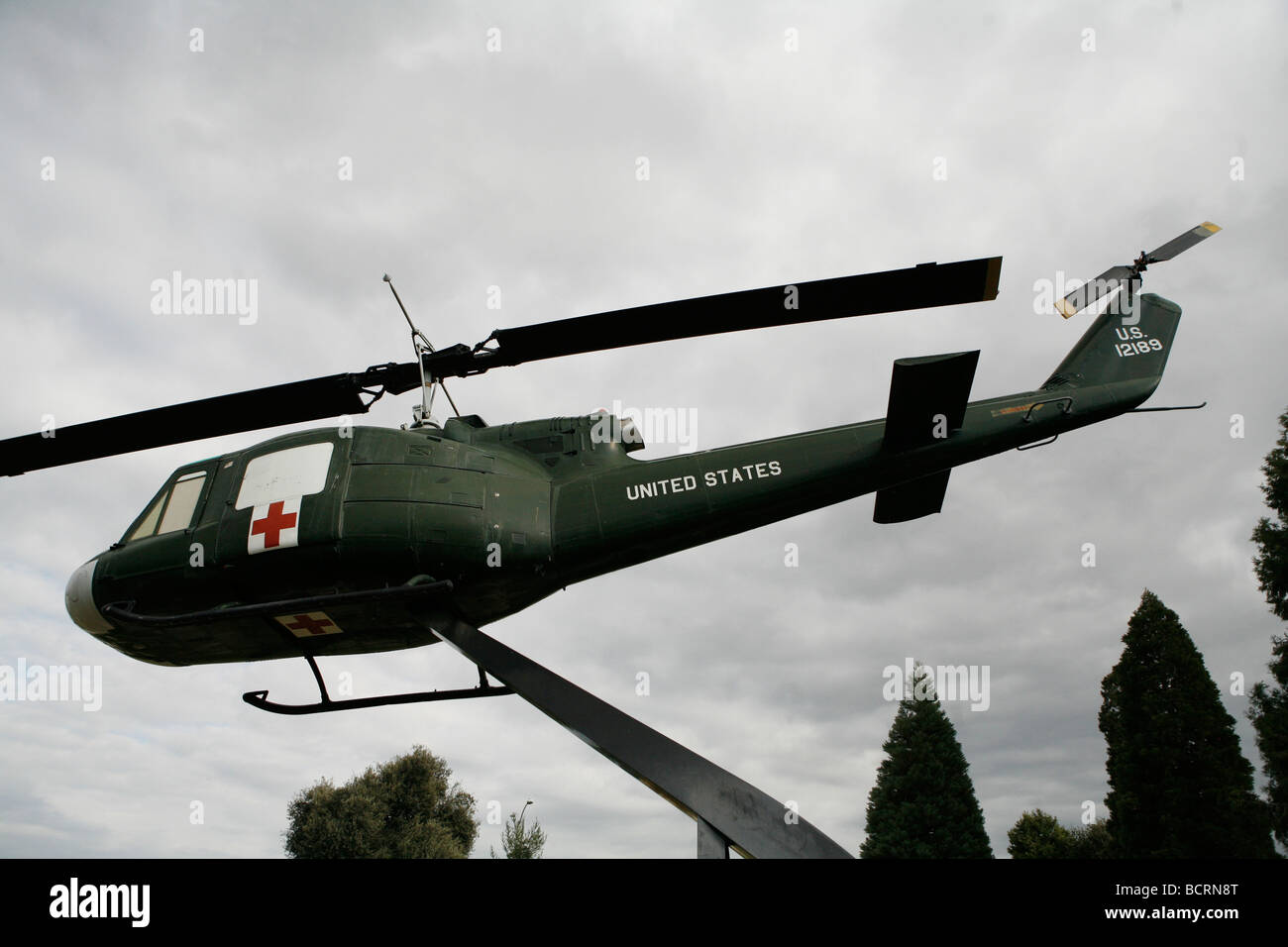 Un dustoff hélicoptère Huey qui a volé dans la guerre du Vietnam est perché sur un poteau à un