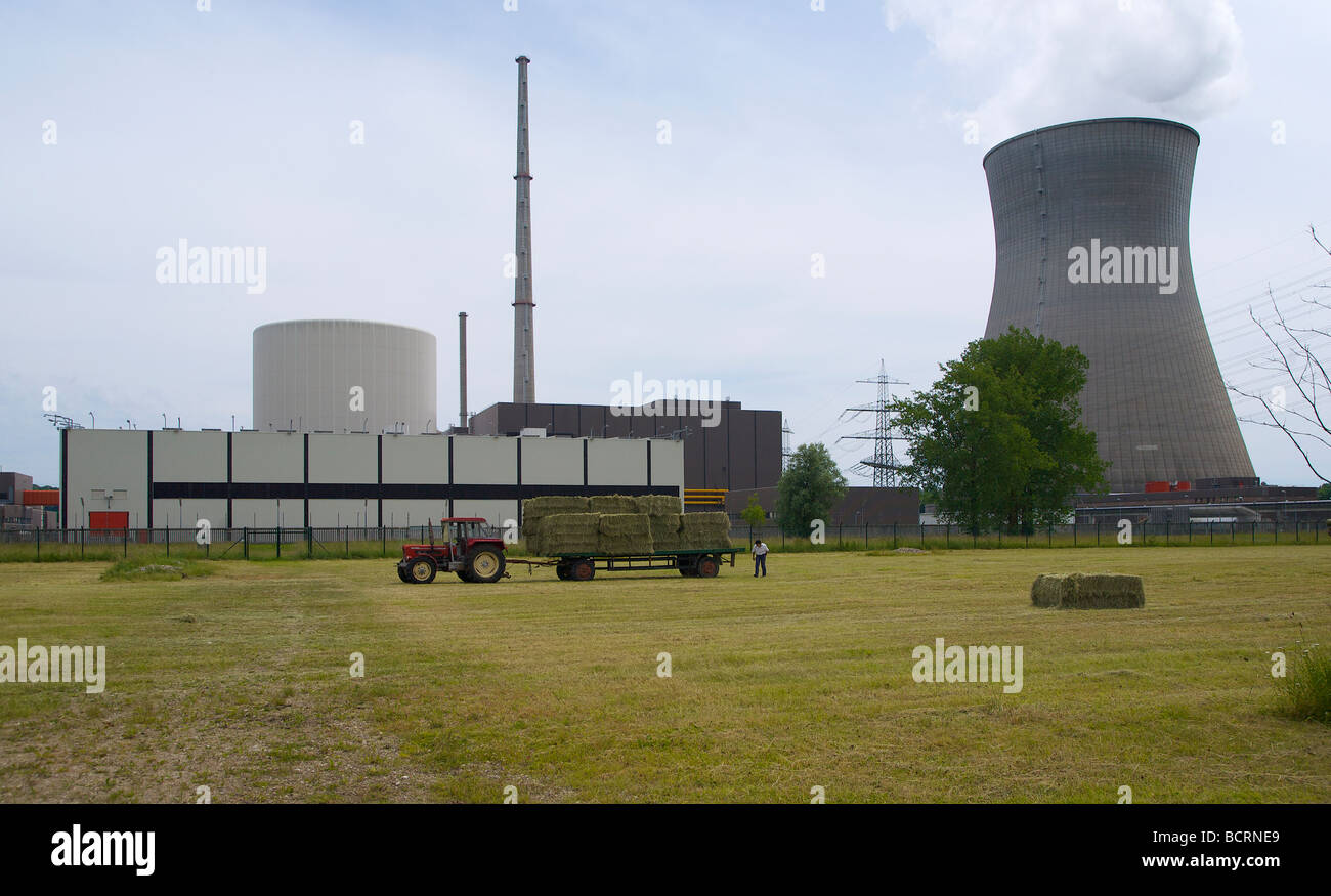 Le travail agricole à l'avant du hall de stockage du combustible nucléaire à la centrale nucléaire de Gundremmingen en Bavière, Allemagne. Banque D'Images