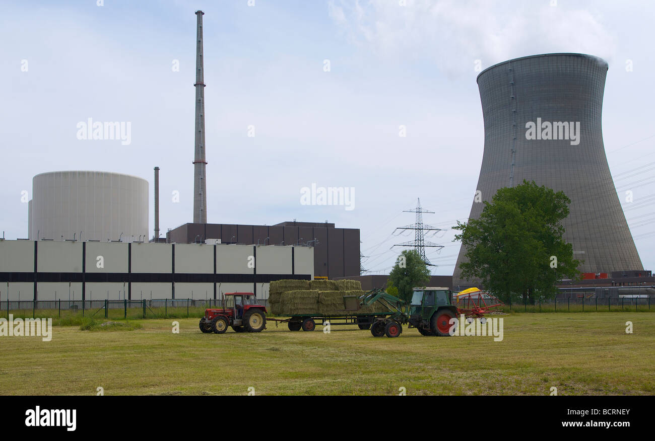Le travail agricole à l'avant du hall de stockage du combustible nucléaire à la centrale nucléaire de Gundremmingen en Bavière, Allemagne. Banque D'Images