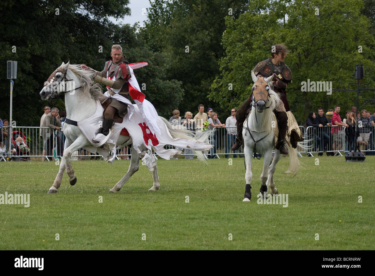 Arabian knight White horse canter médiévale joute Country Show de Lambeth, Brockwell Park, Tulse Hill, Londres, Angleterre, Royaume-Uni, Europe Banque D'Images