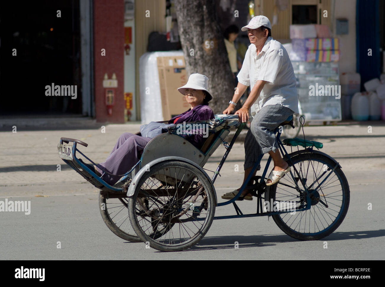 Personnes âgées femme chinoise d'être transportée avec un cyclo de Thap Muoi Cho Lon le Chinatown de Ho Chi Minh City Vietnam Banque D'Images