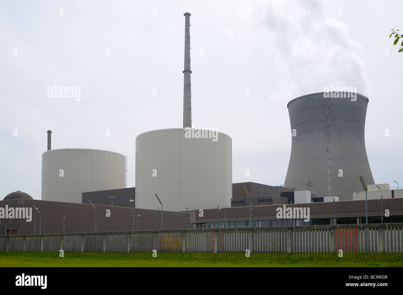 La centrale nucléaire de Gundremmingen en Bavière, Allemagne. 2 réacteurs REB active. Kernkraftwerk Gundremmingen, Bayern, Deutschland. Banque D'Images