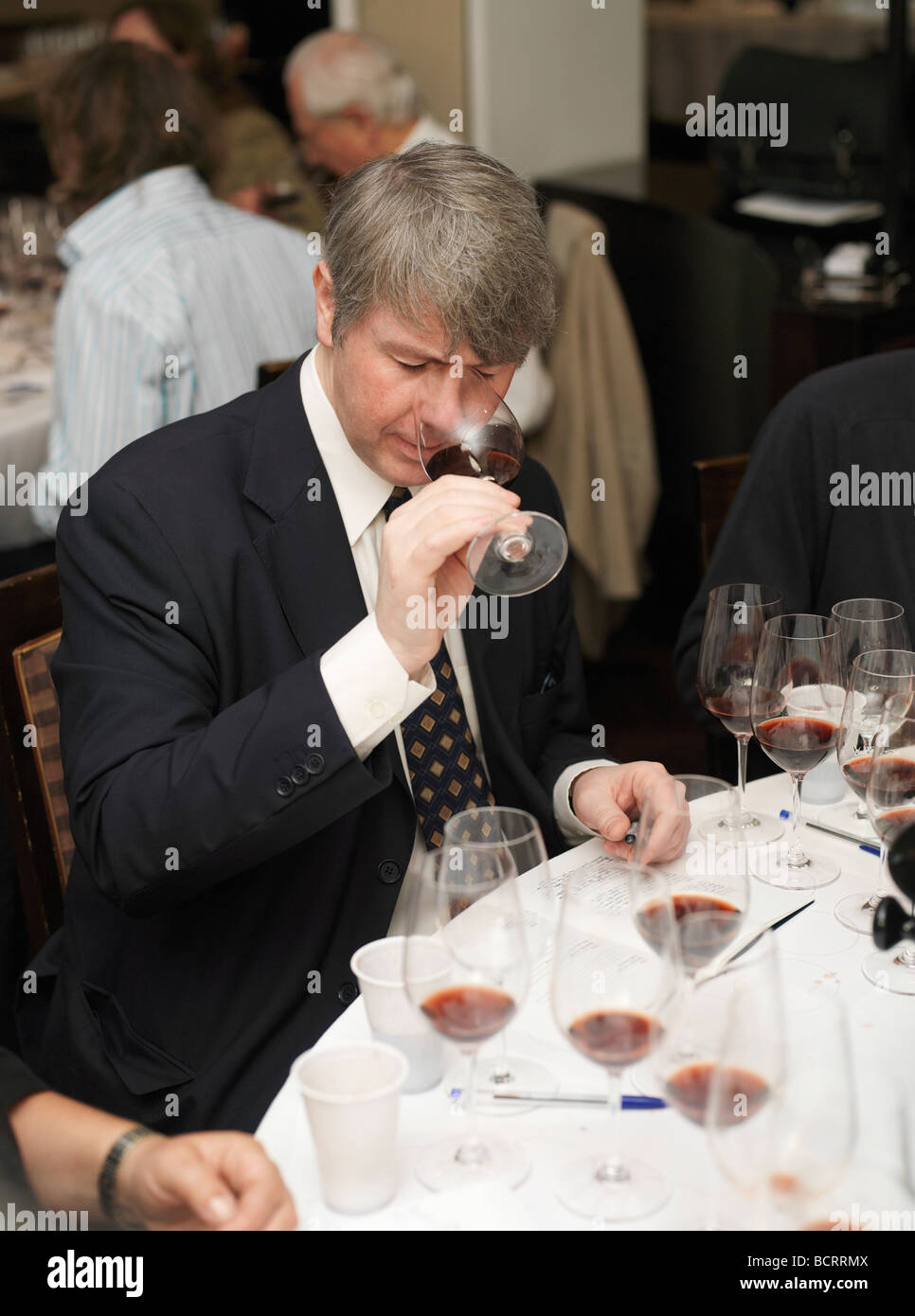 Dégustation de vin à un journaliste. Banque D'Images