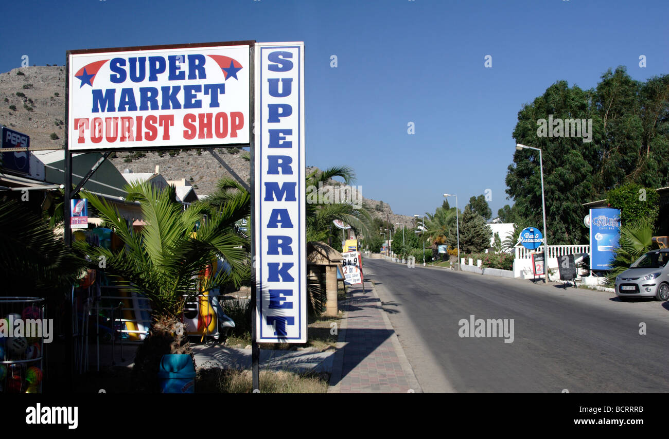 Supermarché et d'ouvrir une boutique de Lothiarika Rhodes Dodécanèse Grèce Banque D'Images