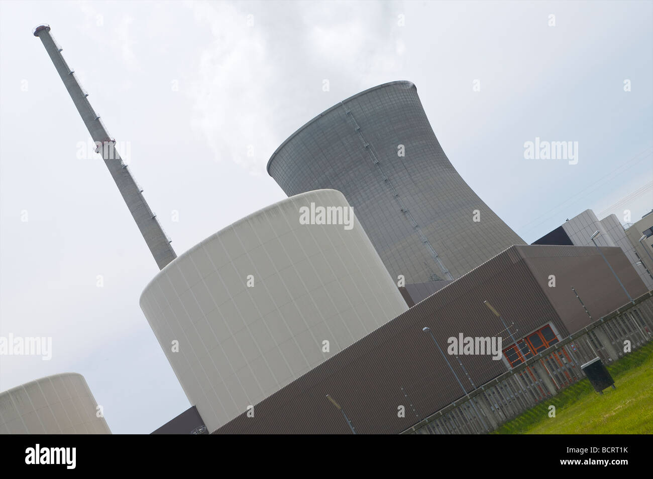 La centrale nucléaire de Gundremmingen en Bavière, Allemagne. 2 réacteurs REB active. Kernkraftwerk Gundremmingen, Bayern, Deutschland. Banque D'Images