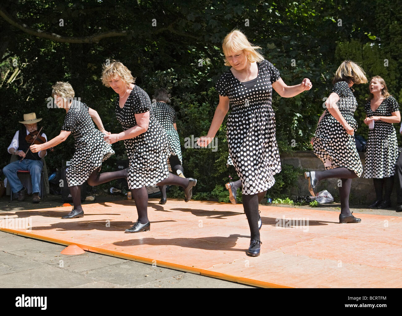 Appalachian Clog dancers à partir de l'étape de cette façon' à Washington Old Hall, England, UK Banque D'Images