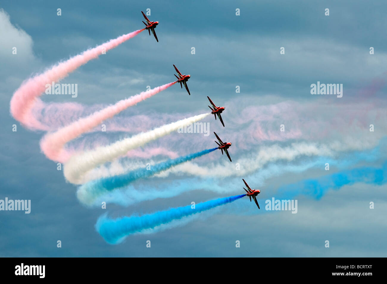 Le monde célèbre les flèches rouges aerobatic display team effectuer leur routine de 2009 à la RAF Waddington meeting aérien. Banque D'Images