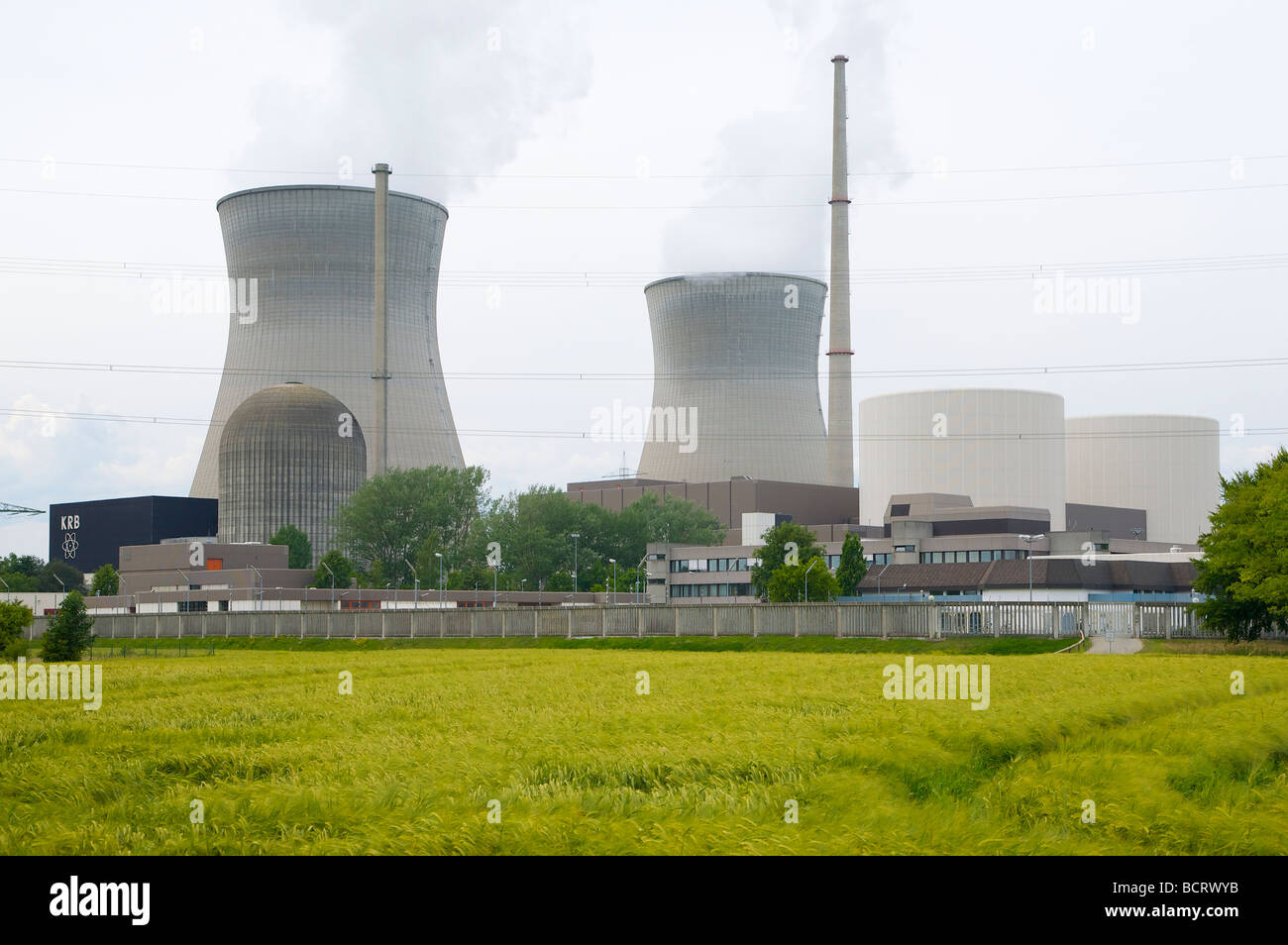 La centrale nucléaire de Gundremmingen en Bavière, Allemagne. 2 réacteurs REB active. Kernkraftwerk Gundremmingen, Bayern, Deutschland. Banque D'Images