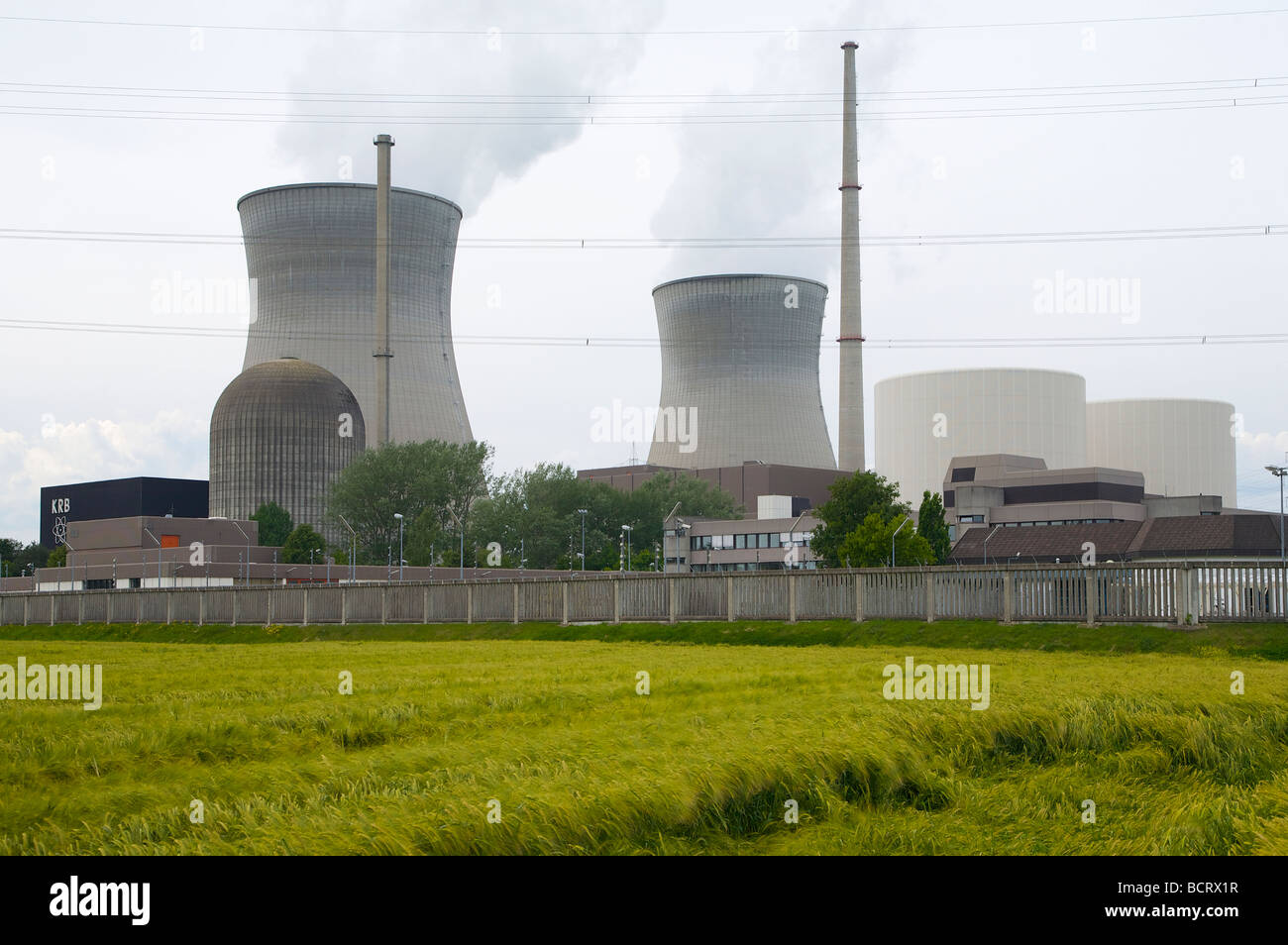 La centrale nucléaire de Gundremmingen en Bavière, Allemagne. 2 réacteurs REB active. Kernkraftwerk Gundremmingen, Bayern, Deutschland. Banque D'Images
