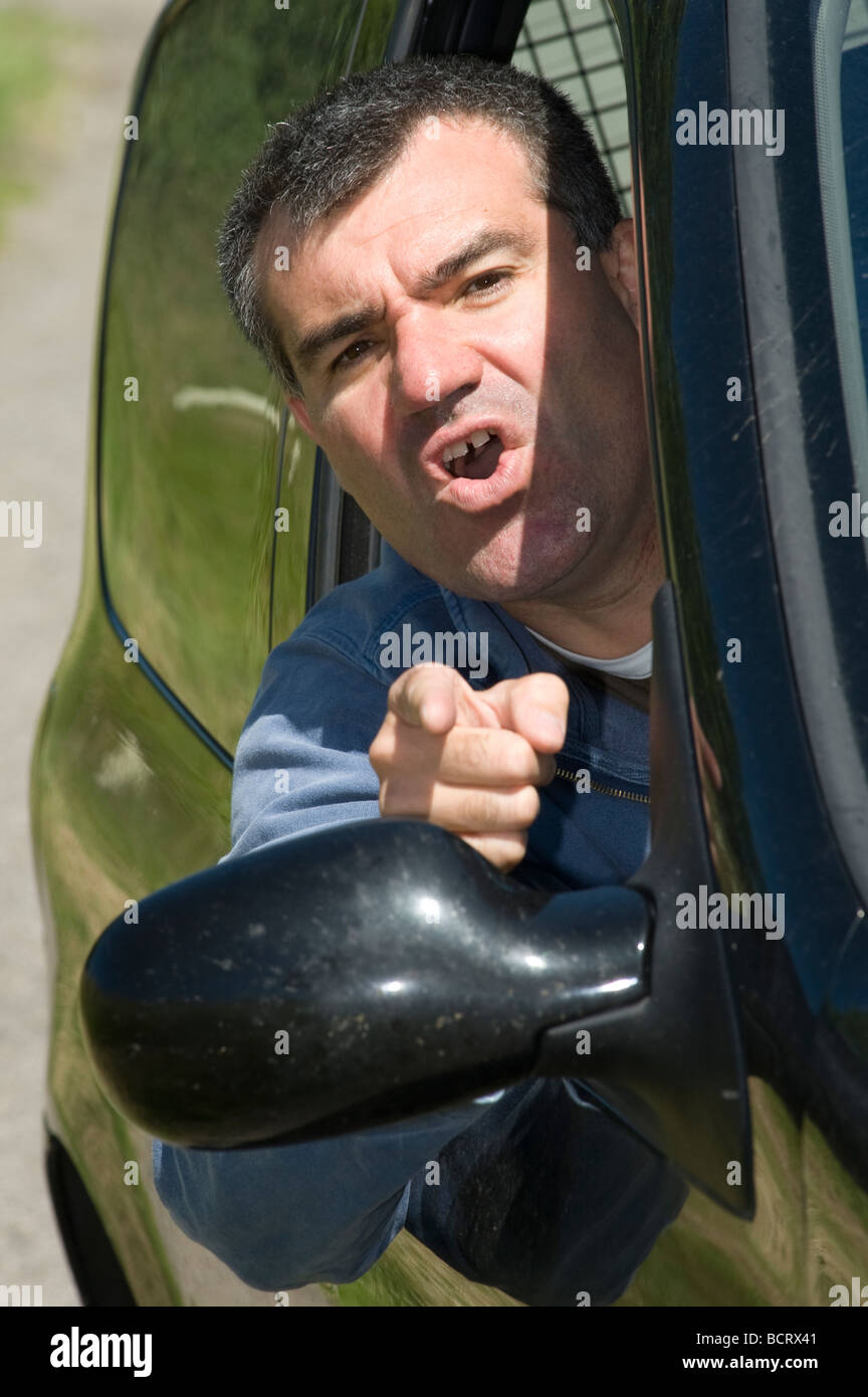 Conducteur de crier le siège du conducteur d'une voiture dans un accès de fureur de route Banque D'Images