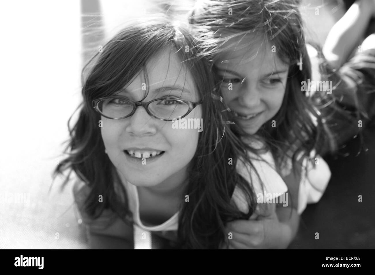 Portrait noir et blanc de deux soeurs couché Banque D'Images