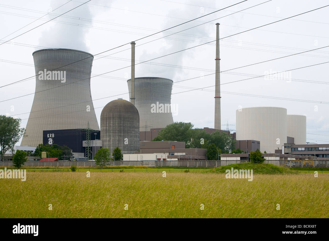 La centrale nucléaire de Gundremmingen en Bavière, Allemagne. 2 réacteurs REB active. Kernkraftwerk Gundremmingen, Bayern, Deutschland. Banque D'Images