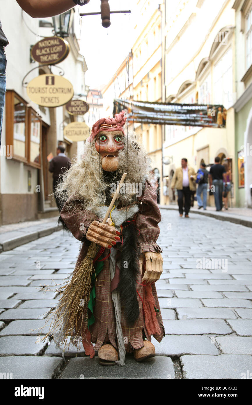 Une marionnette dans une rue de la vieille ville de Prague République Tchèque Banque D'Images