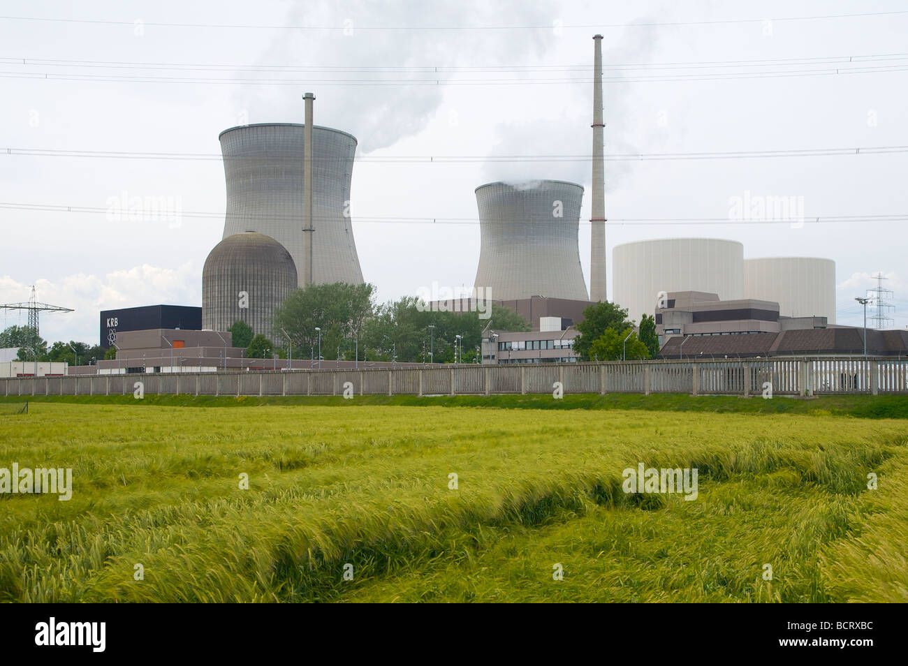 La centrale nucléaire de Gundremmingen en Bavière, Allemagne. 2 réacteurs REB active. Kernkraftwerk Gundremmingen, Bayern, Deutschland. Banque D'Images