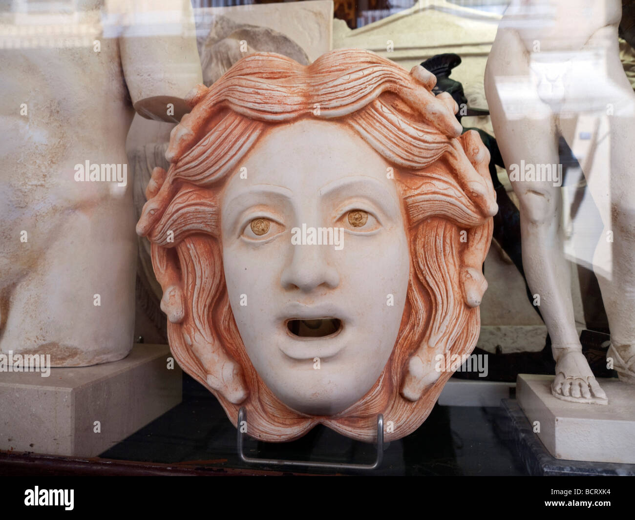 Tête de Méduse à vendre en vitrine dans Kerkyra sur l'île de Corfou en Grèce Banque D'Images