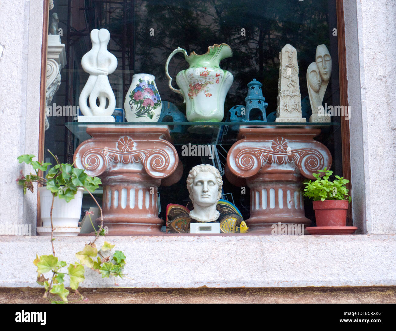 Détail de l'antique shop fenêtre dans Kerkyra ville sur l'île de Corfou en Grèce Banque D'Images