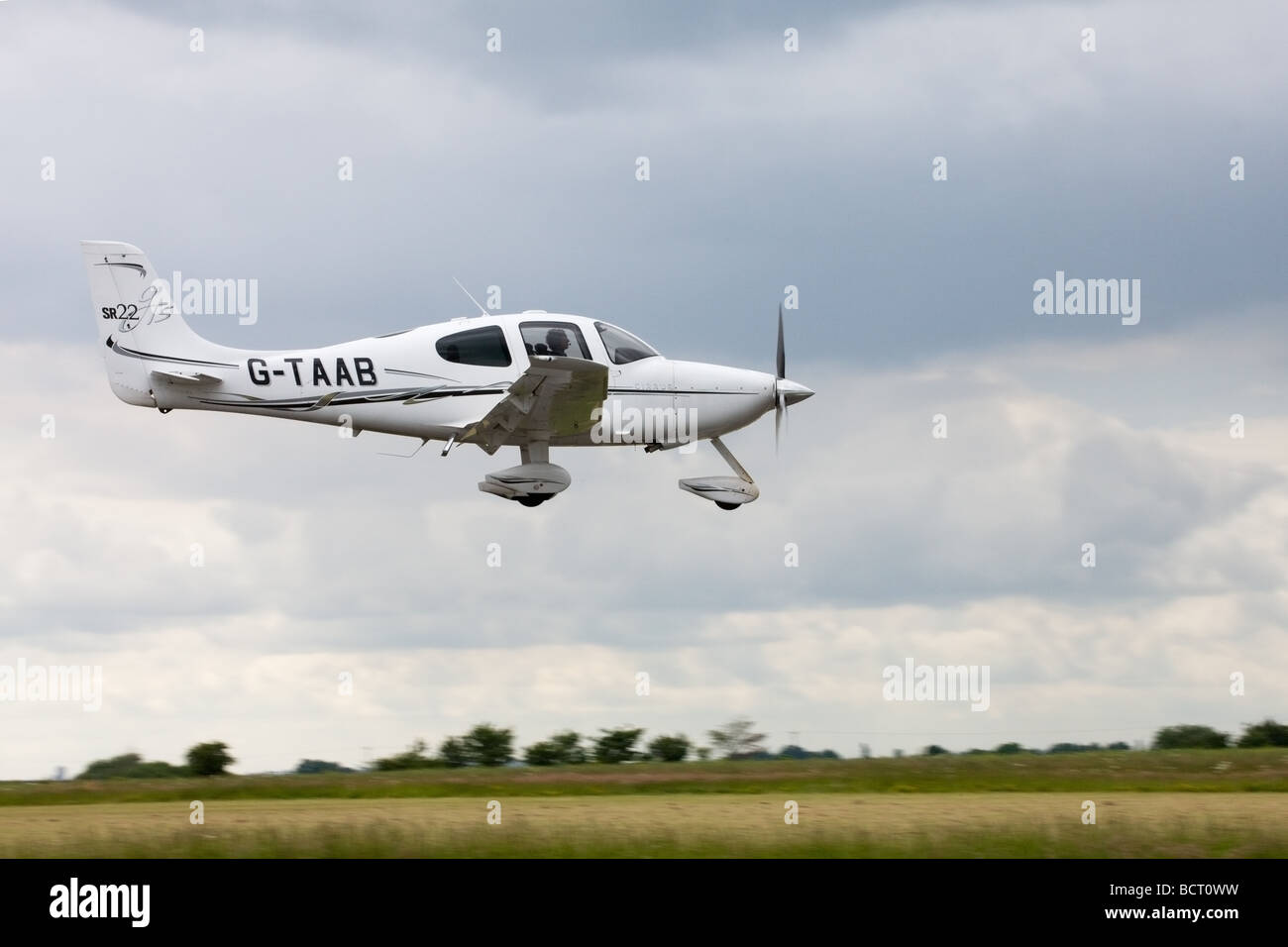 Cirrus SR22 G-TAAB atterrissage à l'Aérodrome Wickenby Banque D'Images