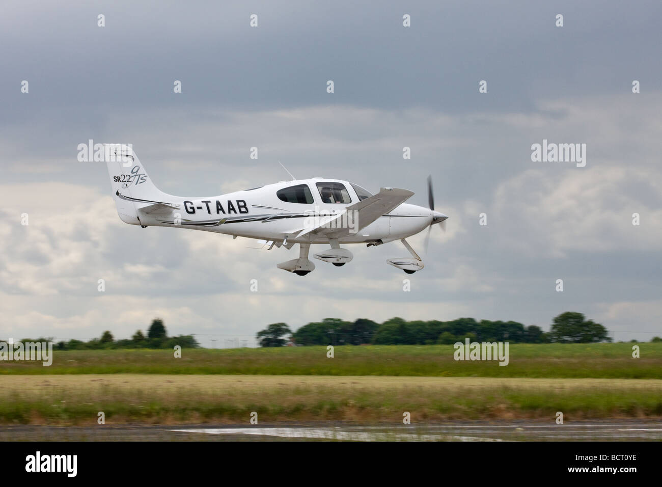 Cirrus SR22 G-TAAB atterrissage à l'Aérodrome Wickenby Banque D'Images