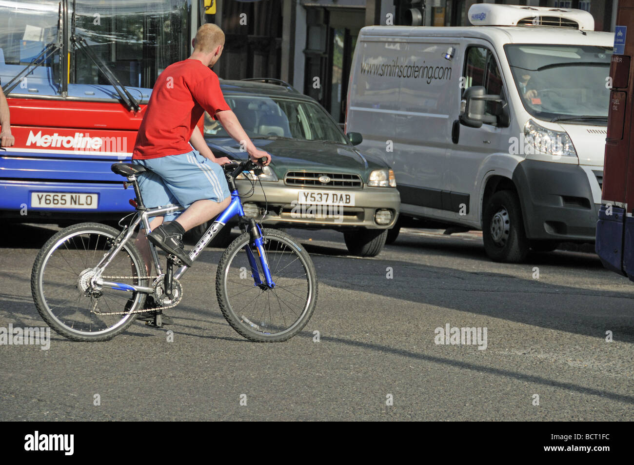 Dans la circulation des cyclistes, Angel, Islington, London England UK Banque D'Images