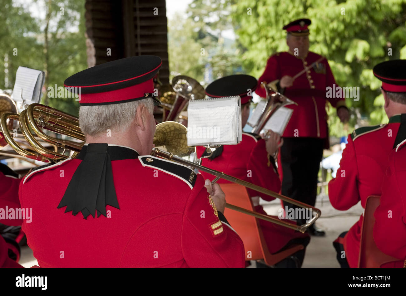 Brass Band en uniforme des musiciens de l'Orchestre militaire du régiment Royal Welsh jouant dans un kiosque en plein air Banque D'Images