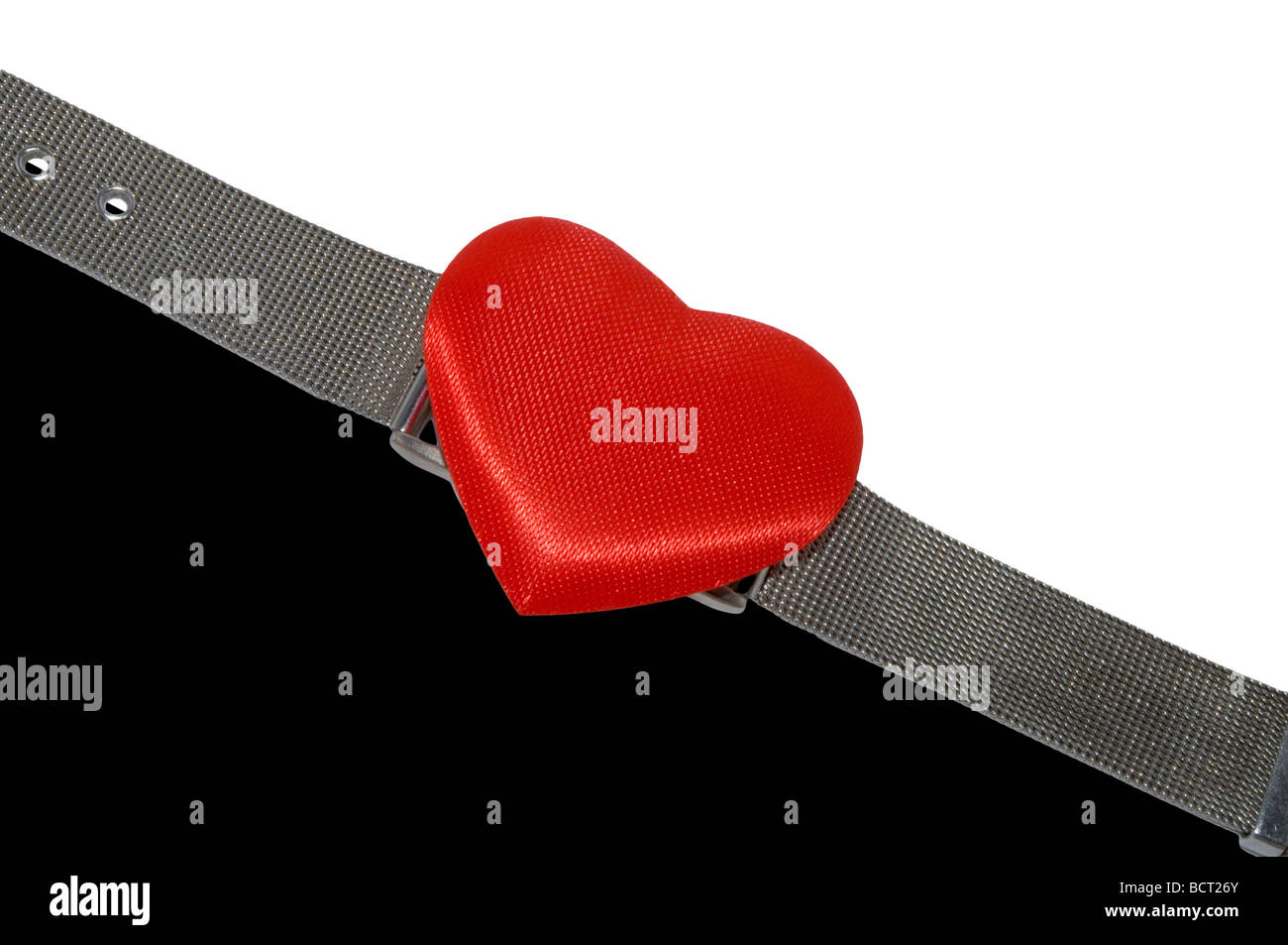 Montre-bracelet avec coeur rouge au lieu de la plaque de l'horloge isolé sur le bracelet blanc est ouvert Banque D'Images