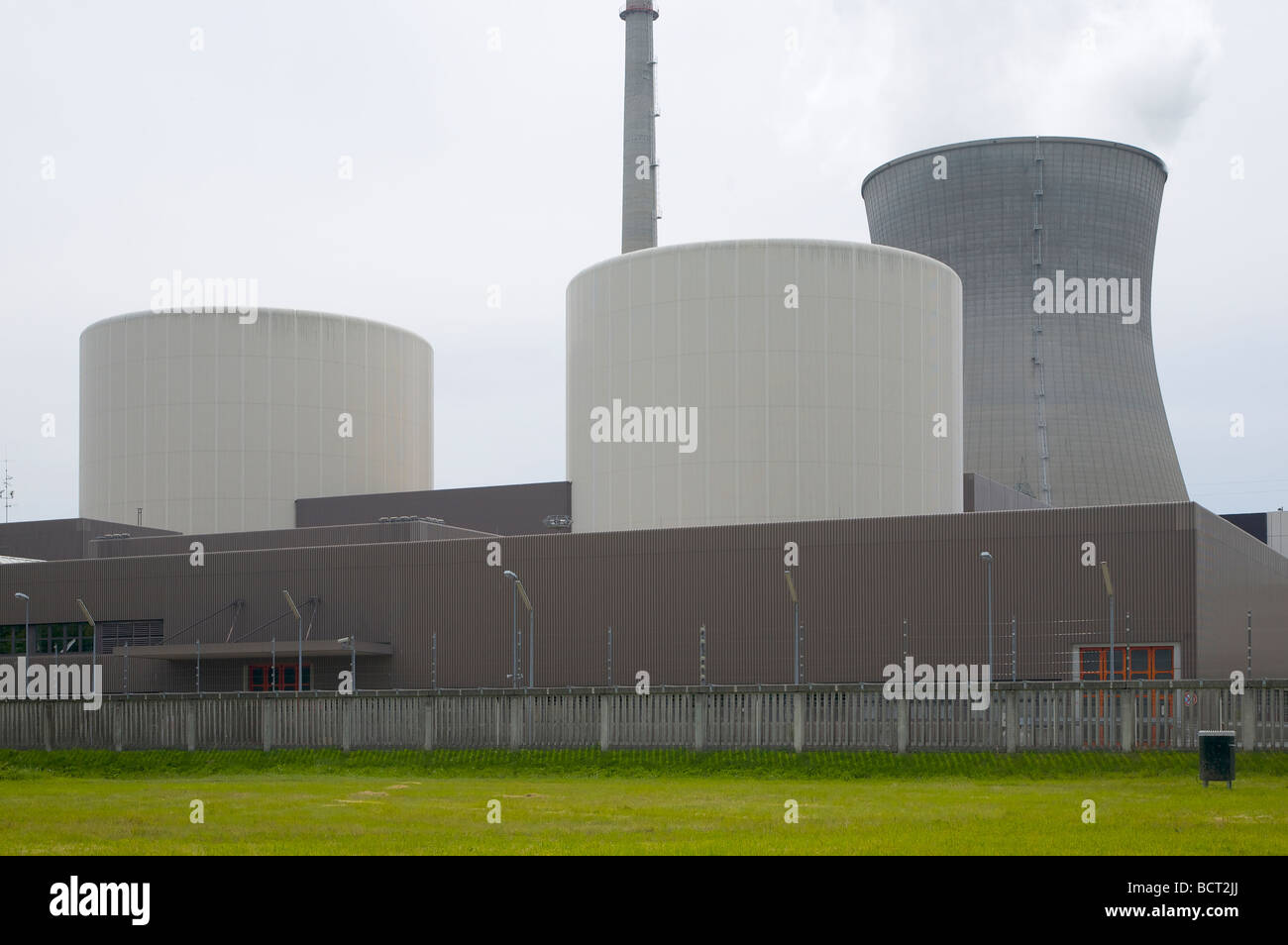 La centrale nucléaire de Gundremmingen en Bavière, Allemagne. 2 réacteurs REB active. Kernkraftwerk Gundremmingen, Bayern, Deutschland. Banque D'Images