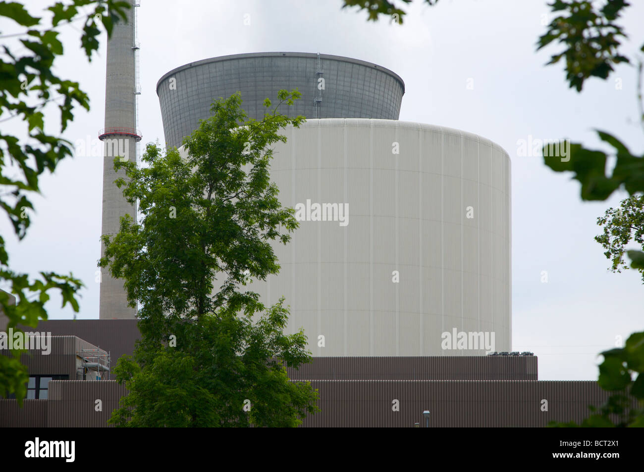 La centrale nucléaire de Gundremmingen en Bavière, Allemagne. 2 réacteurs REB active. Kernkraftwerk Gundremmingen, Bayern, Deutschland. Banque D'Images