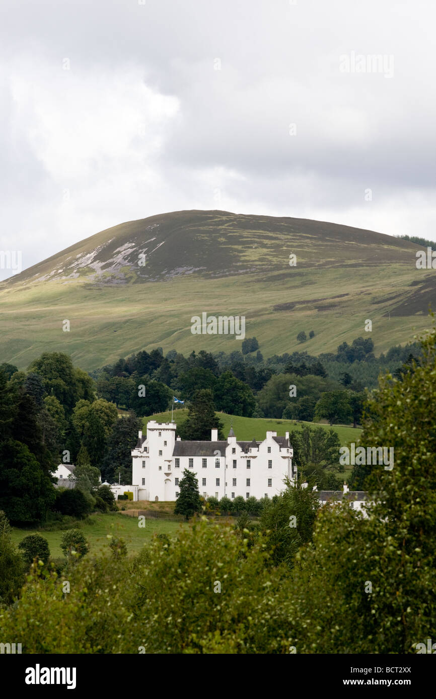 Vue sur le château de Blair à Beinn a' Ghlo en arrière-plan dans le Perthshire Banque D'Images