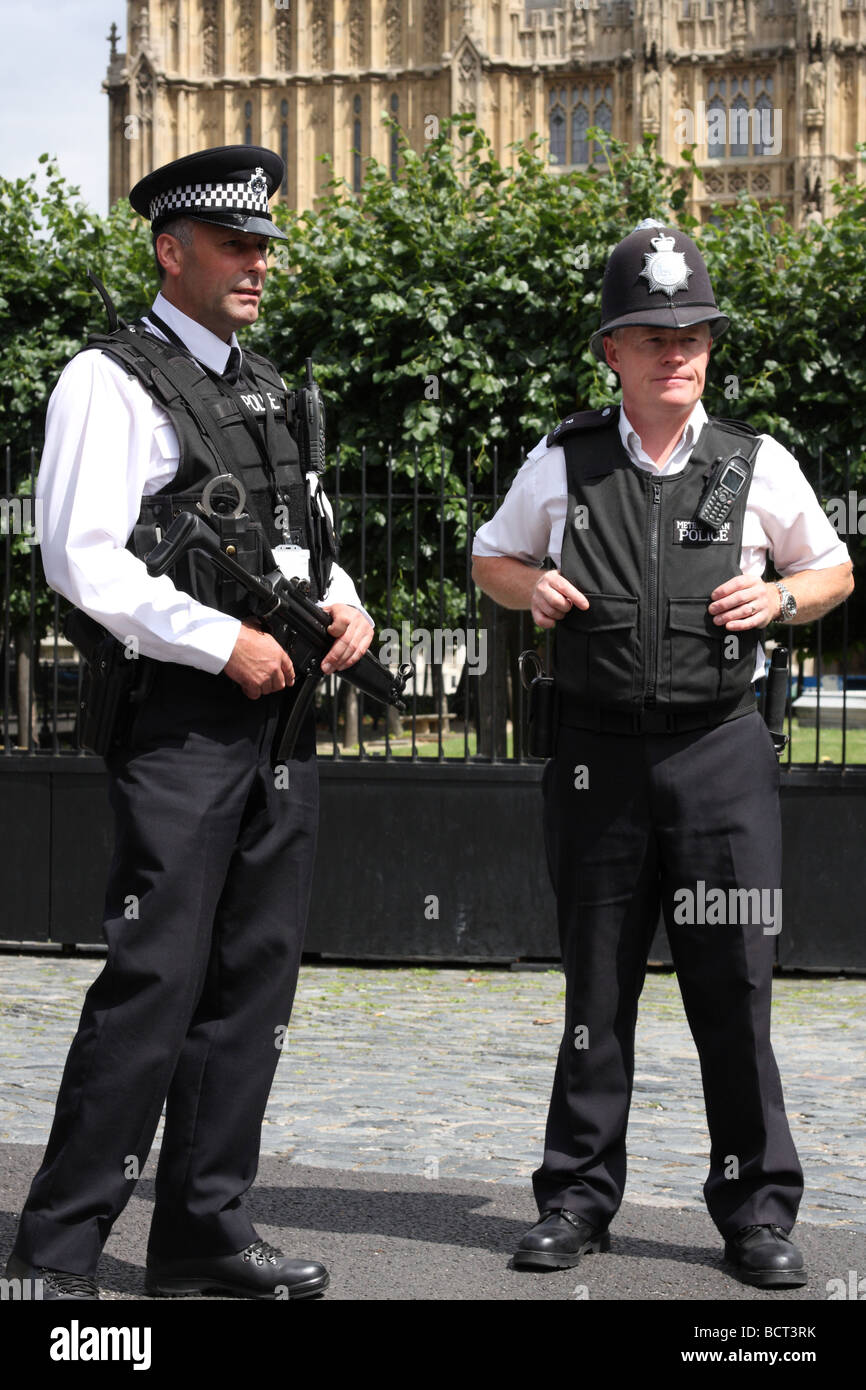 Les agents de la police métropolitaine à la Chambre du Parlement, de Westminster, Londres, Angleterre, Royaume-Uni Banque D'Images