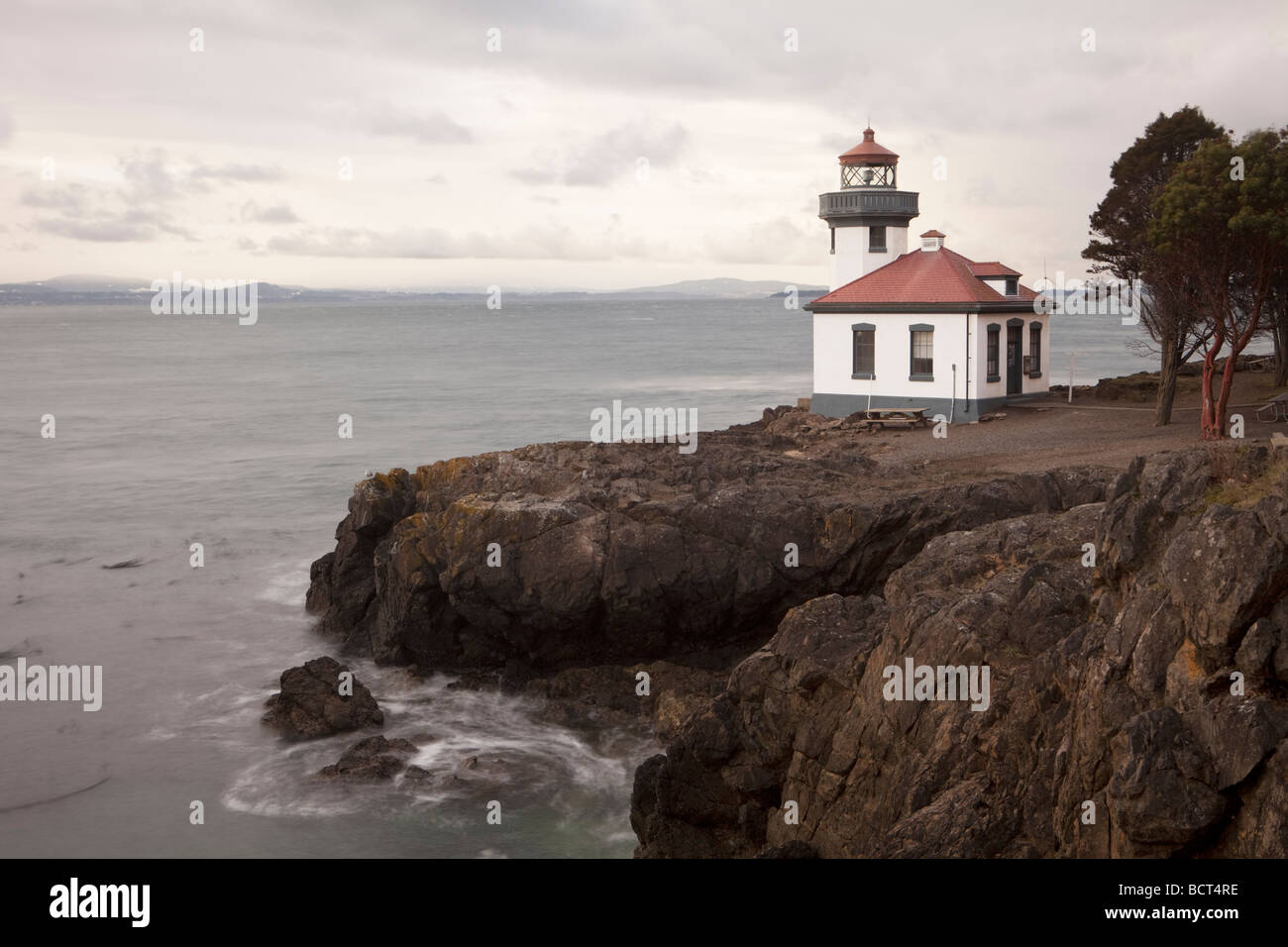 Le phare de four à chaux Point State Park sur l'île San Juan Le bâtiment donne sur les eaux du Puget Sound Banque D'Images