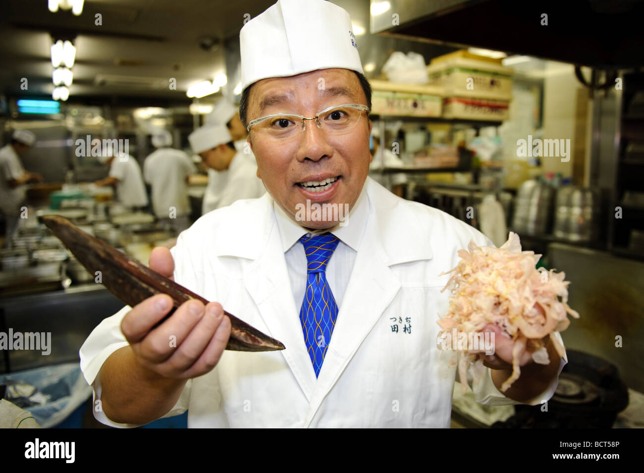 Takashi Tamura, propriétaire de restaurant japonais, Tamura Tsukiji non préparés et holding katsuobushi rasée,Tokyo Japon 17 juillet 2009. Banque D'Images