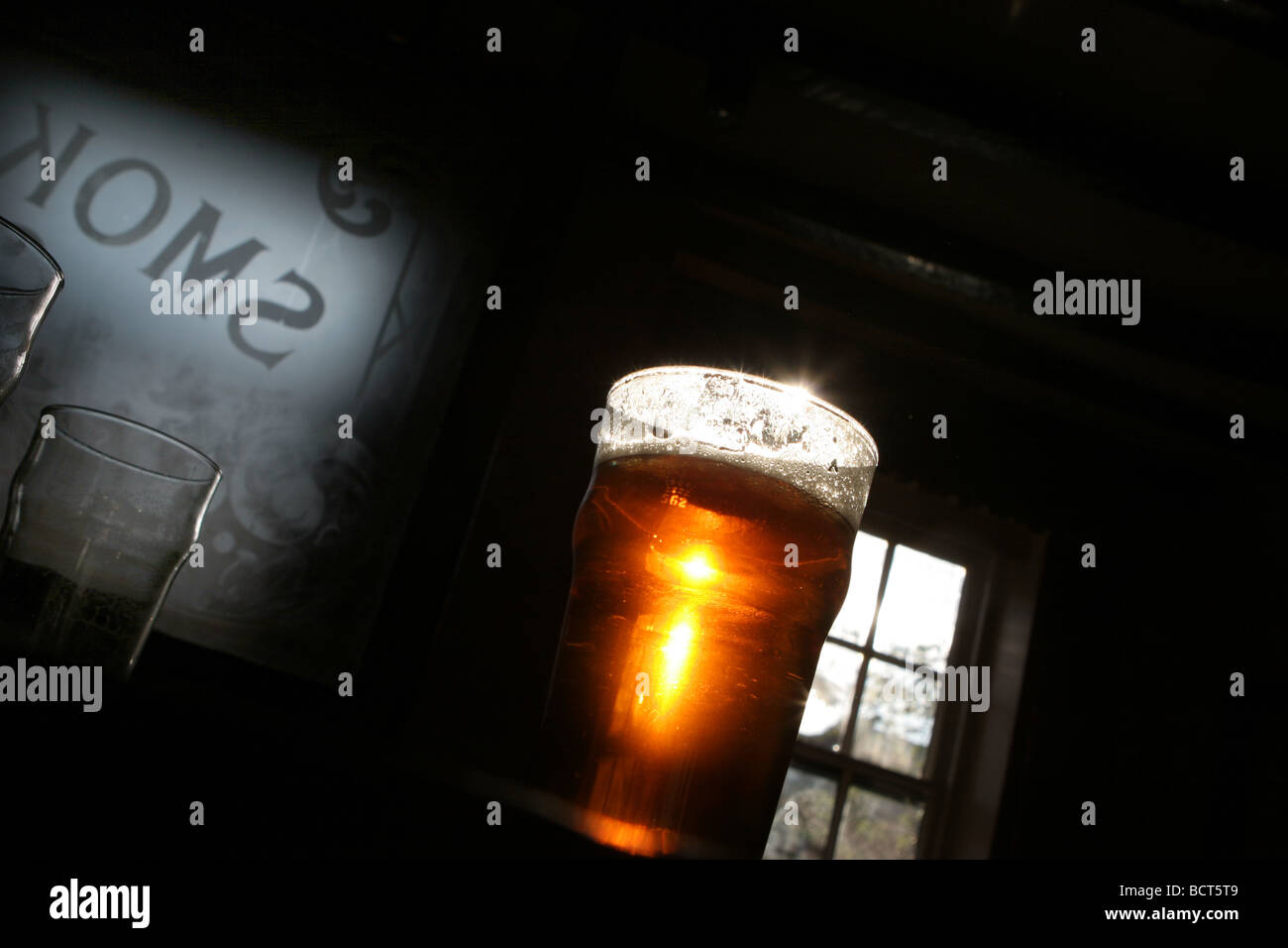 Une pinte de Slaters vraie bière dans un pub anglais en face d'une fumée prix sign Banque D'Images