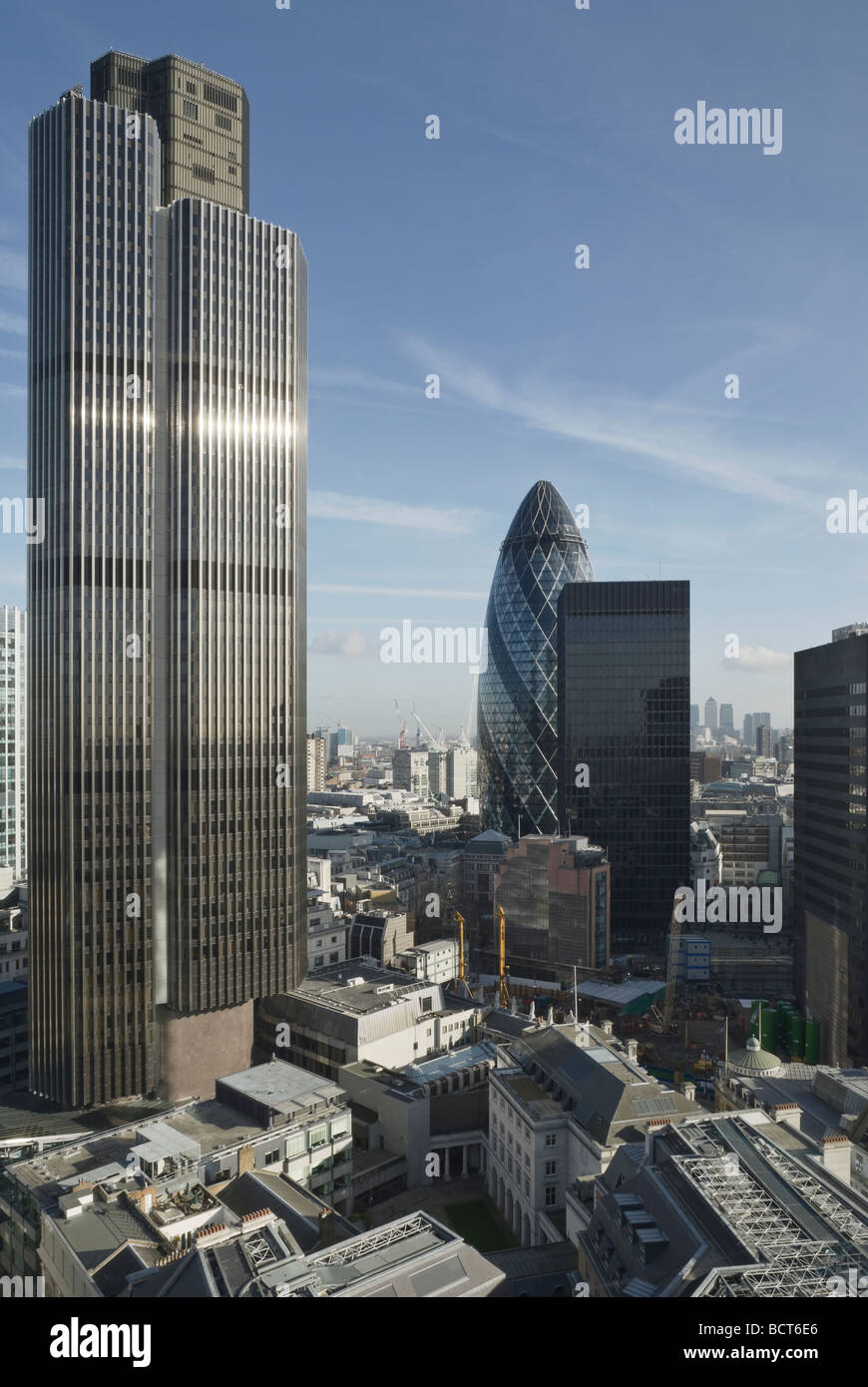 Vue de haut niveau à l'Est à travers la ville de Londres. Tower 42, le cornichon et le Canada Square peut être vu. Banque D'Images