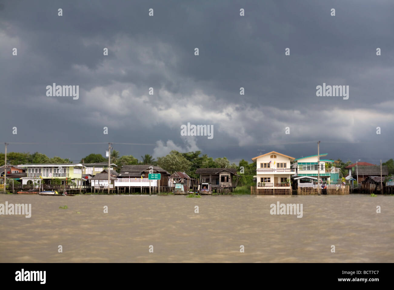 Thai house le long de la rivière avec cloudy avant storm Banque D'Images