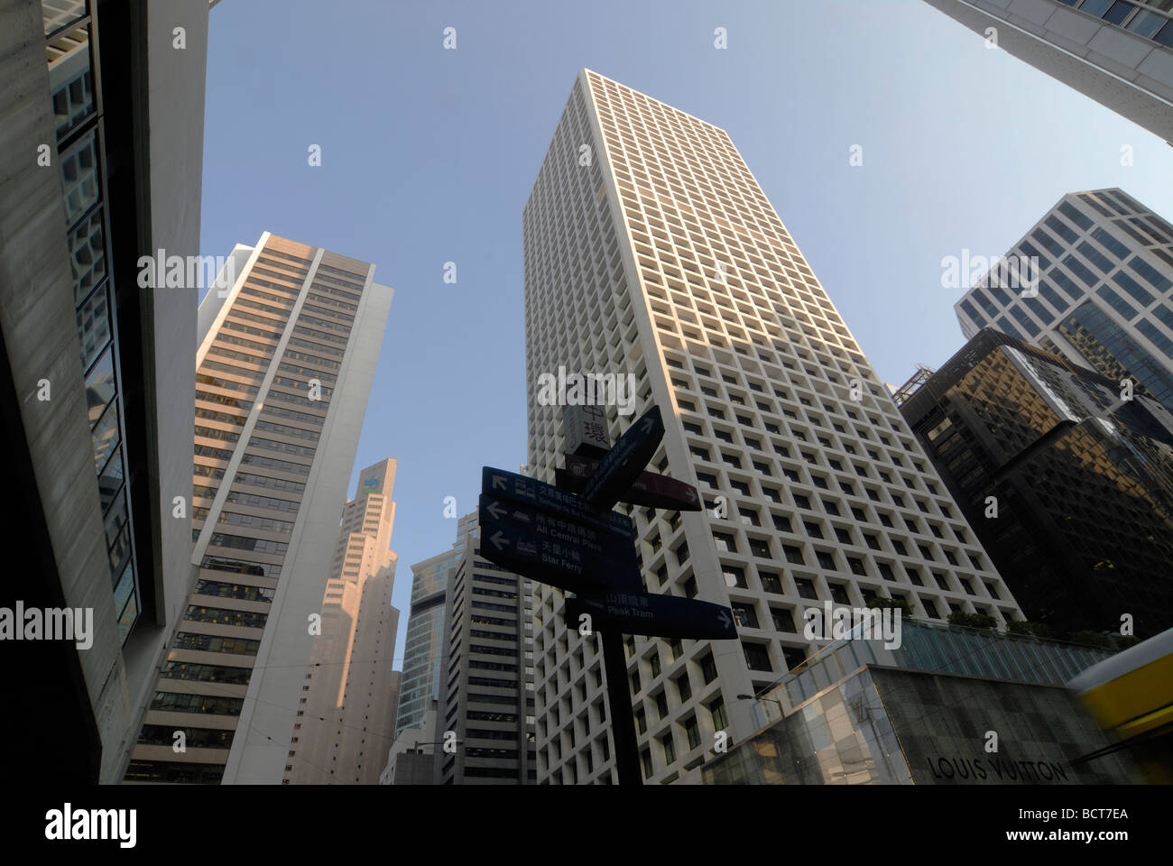 Les bâtiments de grande hauteur, des gratte-ciel avec les plaques de rue, quartier Central, Hong Kong, Chine, Asie Banque D'Images