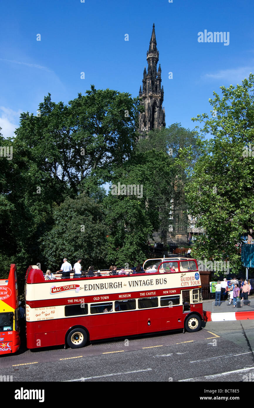 Vintage Routemaster tour bus en face du Scott Monument sur la rue Waverley à Édimbourg, Écosse, Royaume-Uni Banque D'Images